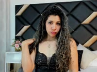 Siempre he sido una joven curiosa, y a los 19 años, me encanta explorar el mundo con una mirada sensual. Disfruto jugando con límites y encendiendo cada chispa de deseo en mí. Bailo para ti, sintiendo que el ritmo se desliza a través de mi cuerpo, ya que la conexión se intensifica con cada acaricia húmeda en mi piel.

Los besos son mi debilidad; Me pierdo en ellos, sintiendo la pasión en cada toque de labios. Los hombres altos tienen un efecto especial en mí, su presencia me hace sentir protegido y deseado. Si me besas de la espalda, desatas una tormenta de sensaciones en mí. Me encanta cuando cada caricia se convierte en un puente al cielo, llevándonos a un lugar donde solo existe un placer compartido.

Cada encuentro sexual es un ritual. La verdadera magia está en la atención al detalle y la creatividad. Disfruto explorando cada sensación, saboreando cada momento con mi boca en sus partes íntimas, creando una conexión profunda e íntima.

Ser un buen sumiso es algo que disfruto profundamente. Adoro a hombres generosos que entienden que una niña necesita cuidarse y ver siempre hermosa. Su generosidad enriquece mi vida y nos permite disfrutar de cada detalle juntos.

Cada reunión es una oportunidad para descubrir más sobre nosotros mismos. Soy una mujer sensible y delicada, siempre buscando esa conexión que trasciende lo físico. Mi curiosidad no tiene límites y estoy dispuesto a explorar cada rincón de nuestra intimidad, lo que hace que cada momento sea un recuerdo indeleble.