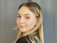 camslut showing tits FloraBrenden