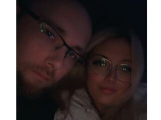 cam couple playing with sextoy MarieMike