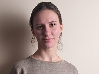 naughty cam girl fingering shaved pussy AkilahZarucki