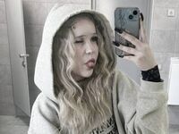 camgirl masturbating with vibrator AlicaUwu