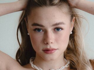 camgirl masturbating with vibrator BrittaniBrogren