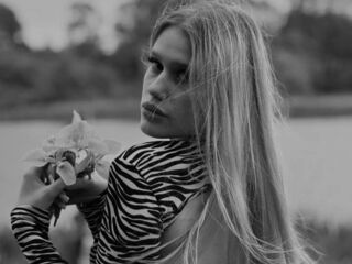 naughty camgirl masturbating with vibrator CharisseBuonomo