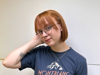 camgirl playing with sex toy DarlineBeamer
