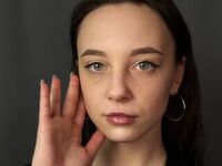 girl showing tits EllynDarvish