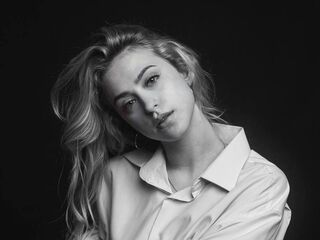 cam girl playing with dildo GwynethHibbits