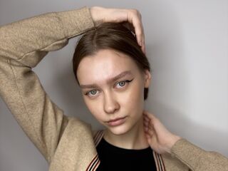 girl fingering shaved pussy JonnieHillen