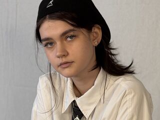 cam babe LeannMolineaux