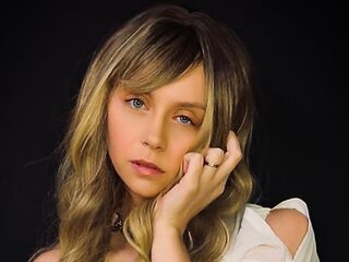 naked camgirl masturbating with dildo ScarletTucker