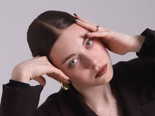 naked camgirl masturbating with vibrator SophiaCurlam